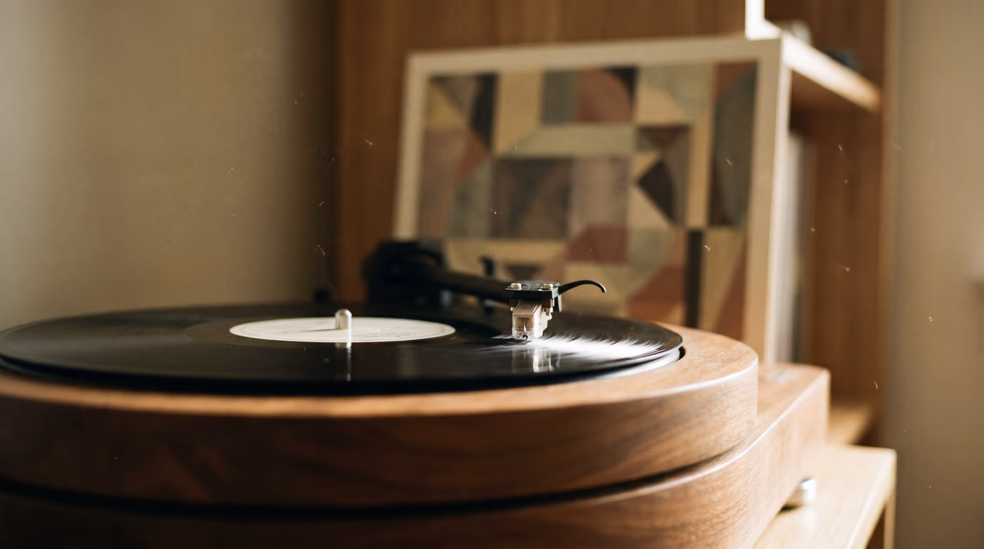 Vinyle posé sur une platine dans une lumière rouge sombre, pochette abstraite